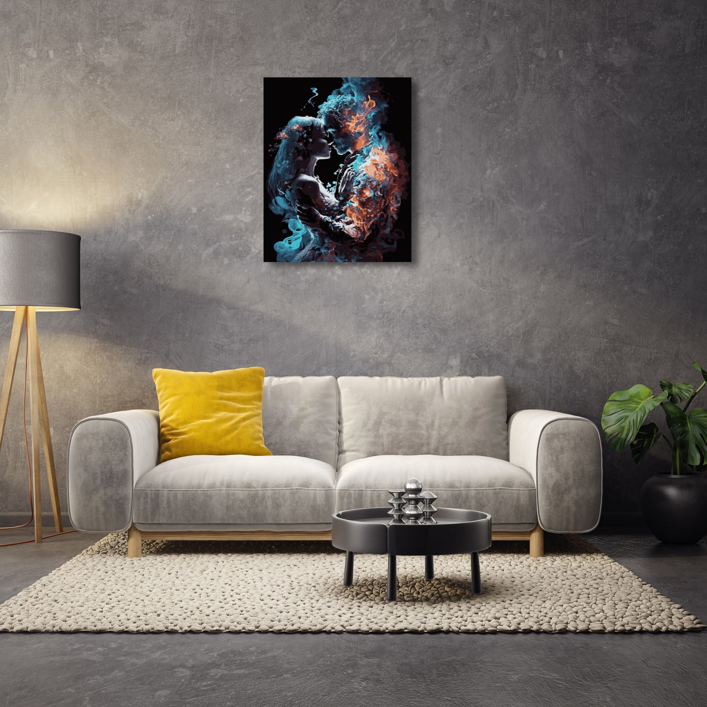 Salon moderne avec un canapé gris clair, un coussin jaune et une lampe sur pied, décoré d'une peinture abstraite représentant un couple fusionnant en formes de fumée et de flammes. La peinture est accrochée sur un mur gris texturé, ajoutant un contraste dramatique à l'espace.