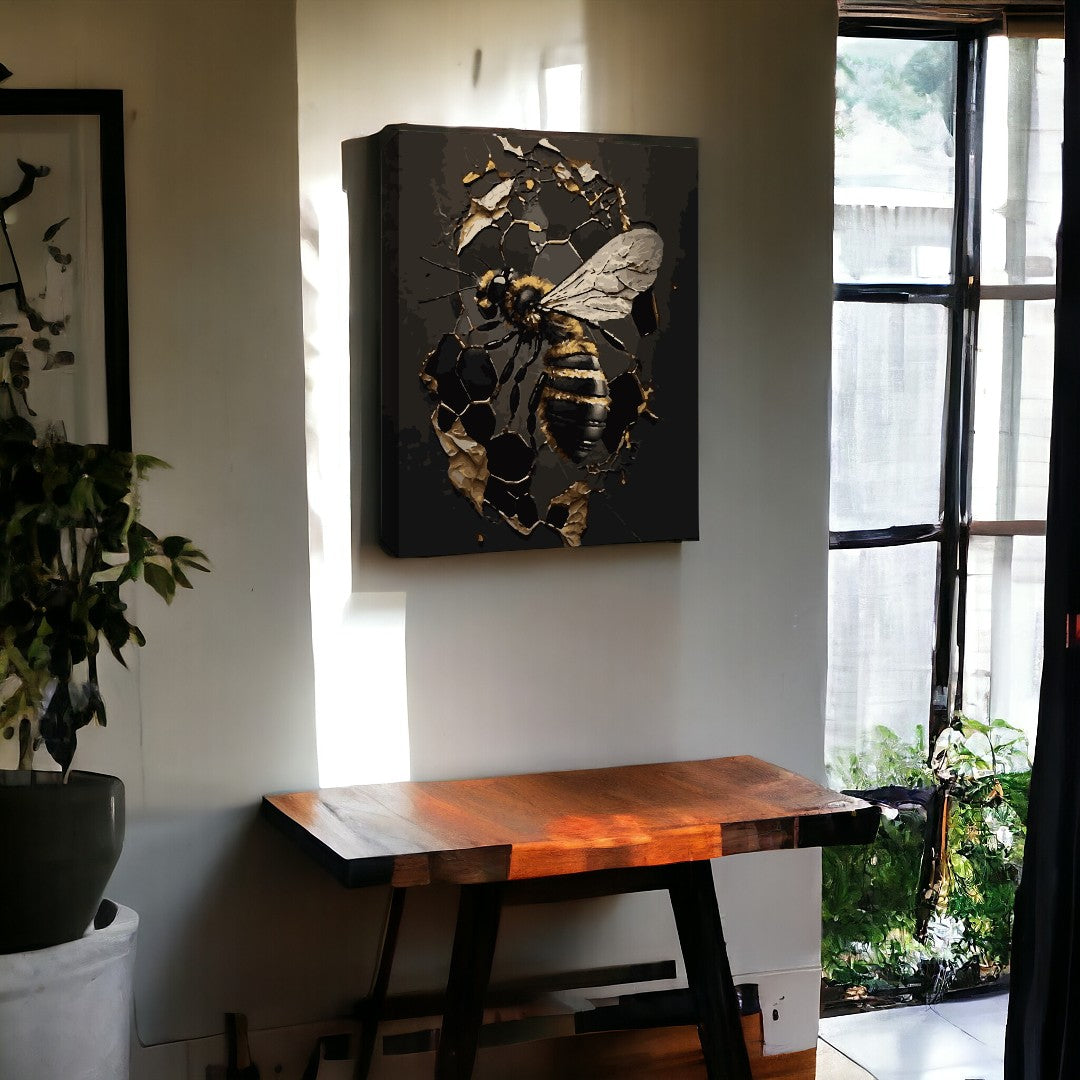 Peinture d'une abeille posée sur un nid d'abeilles abîmé, accrochée à un mur dans une pièce éclairée par la lumière naturelle. Un meuble en bois et une plante verte en pot complètent le décor intérieur, avec une grande fenêtre laissant entrevoir un jardin à l'extérieur.