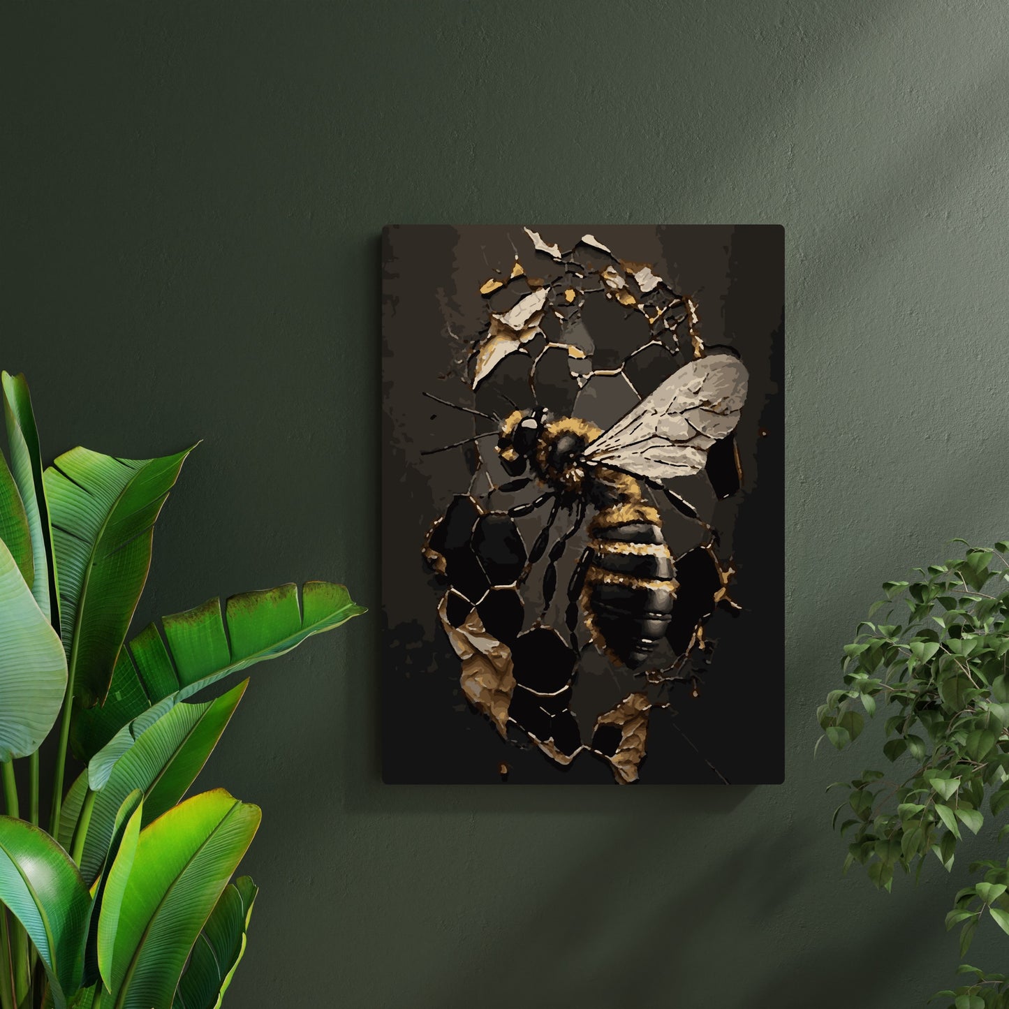 Peinture d’une abeille posée sur un nid d’abeilles abîmé, accrochée à un mur vert sombre. La scène est entourée de plantes vertes, ajoutant une touche de nature qui met en valeur les couleurs naturelles de l’œuvre.