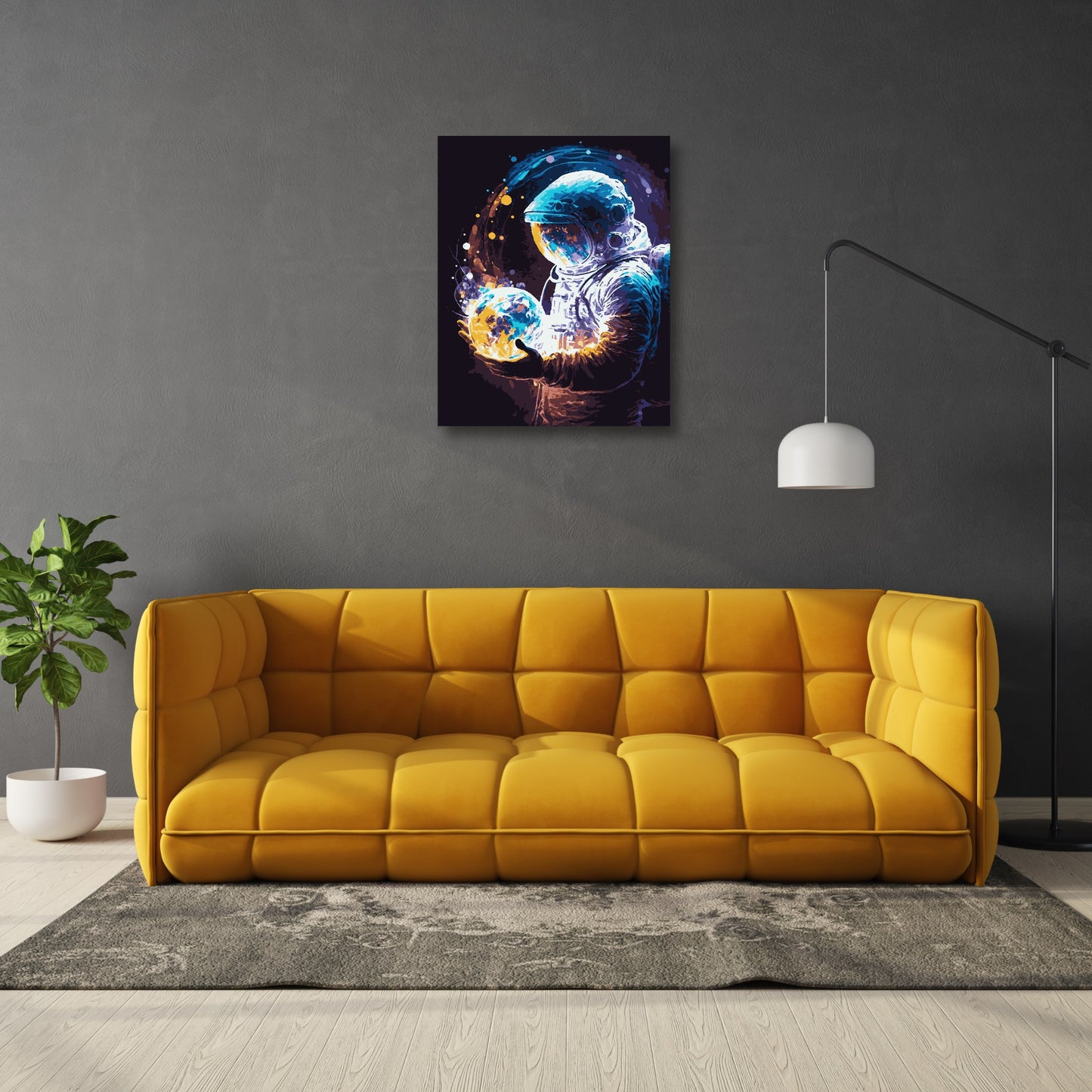 Salon moderne avec un canapé jaune vif, une lampe suspendue blanche et un mur gris foncé. Au-dessus du canapé, une peinture d'un astronaute tenant une planète lumineuse dans ses mains apporte une touche colorée et futuriste à l'espace.