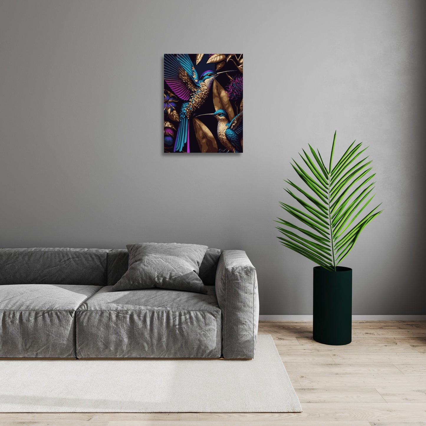 Intérieur minimaliste avec un canapé gris, un grand vase noir contenant une plante verte et une peinture de colibris aux plumes colorées accrochée sur un mur gris clair. L'œuvre apporte une touche vibrante à la pièce sobre et élégante.