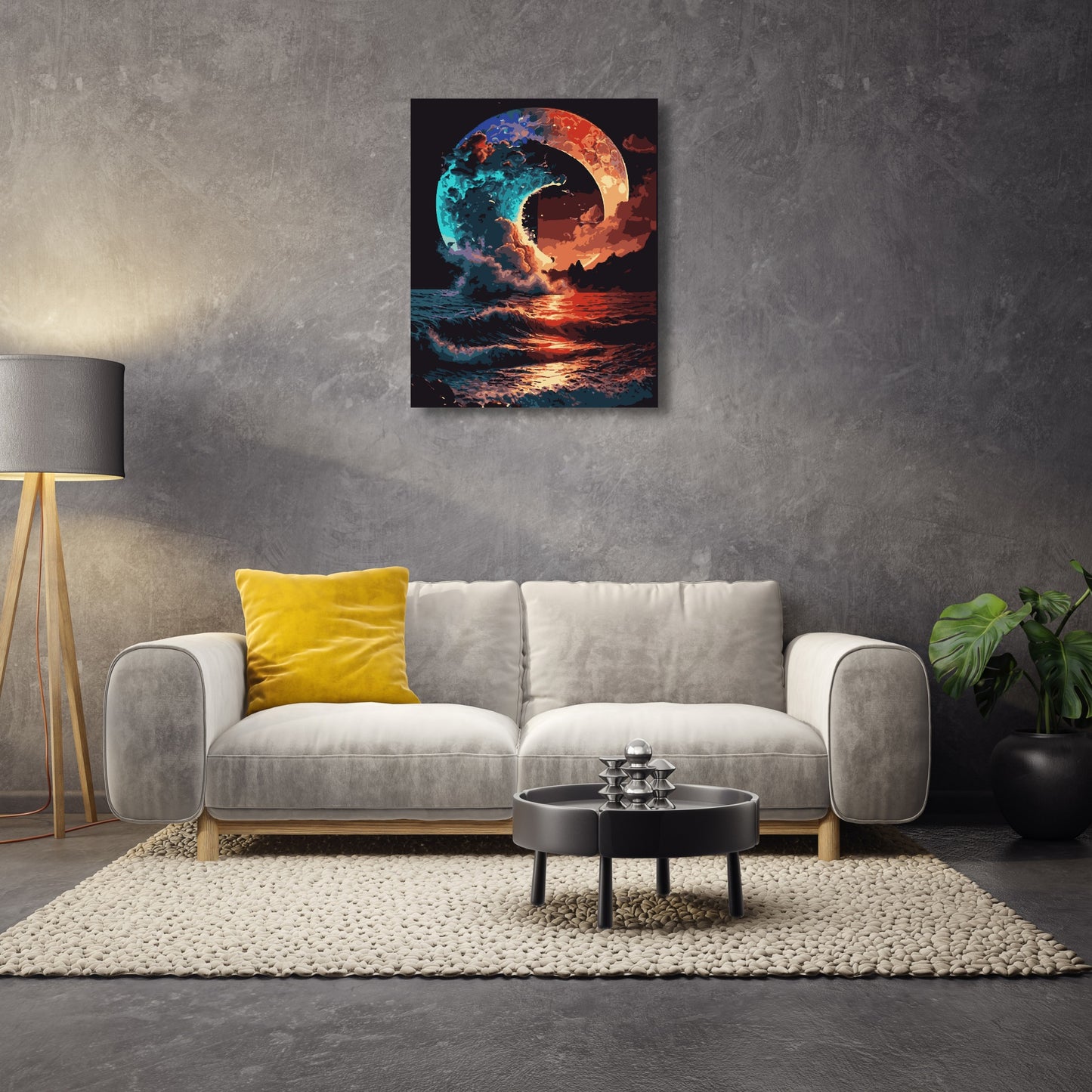 Salon moderne avec un mur gris texturé, décoré d'une peinture représentant une scène de coucher de soleil vibrant sur la mer, encadrée par un demi-cercle céleste coloré. Le canapé beige est décoré d'un coussin jaune vif, et la table basse noire ronde repose sur un tapis beige texturé. Une lampe sur pied et une plante verte ajoutent une touche naturelle.