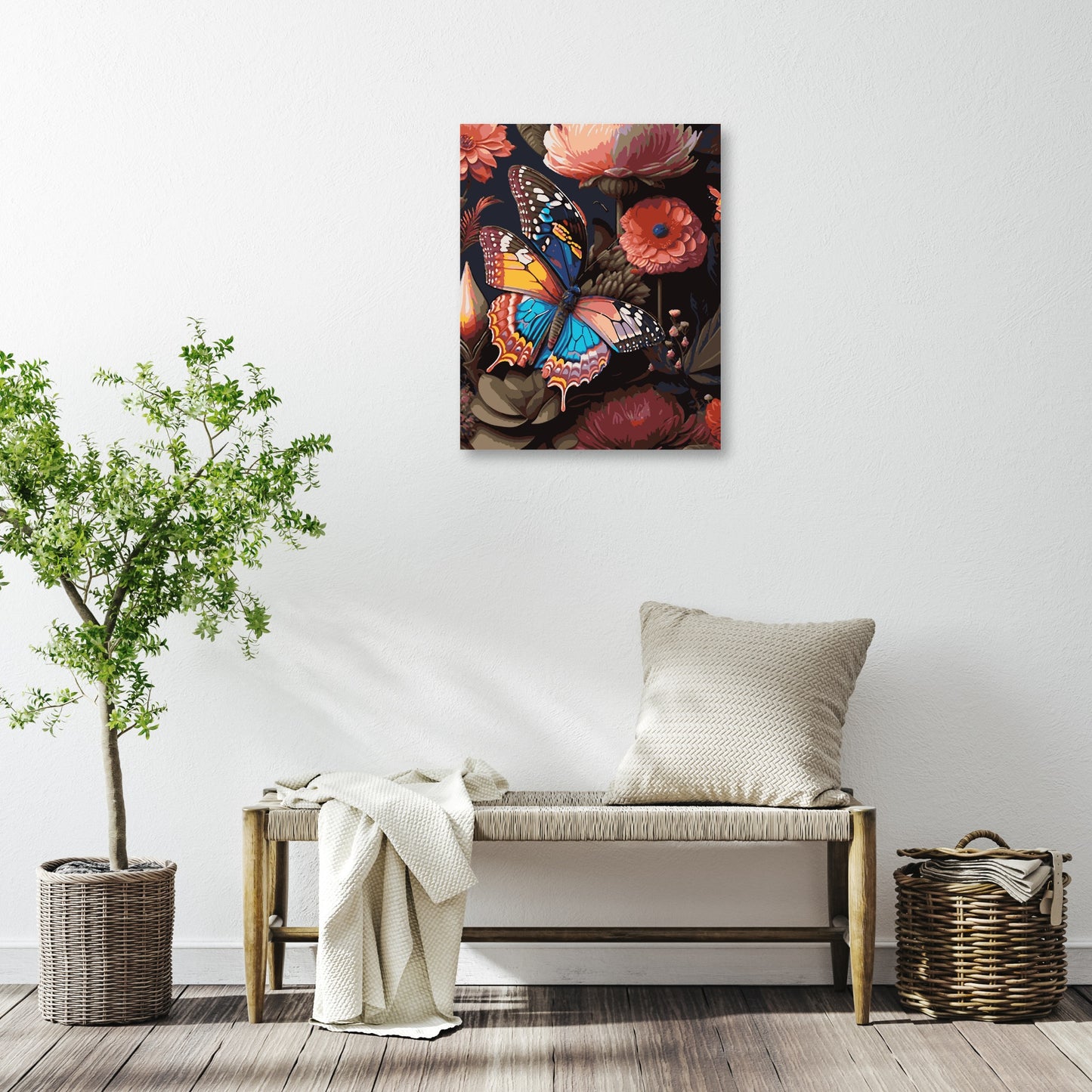 Intérieur lumineux avec une peinture d'un papillon coloré posé sur des fleurs aux tons rouges et roses, accrochée sur un mur blanc. En dessous, un banc en bois avec un coussin et une couverture, accompagné d’un panier en osier et d'une plante en pot.