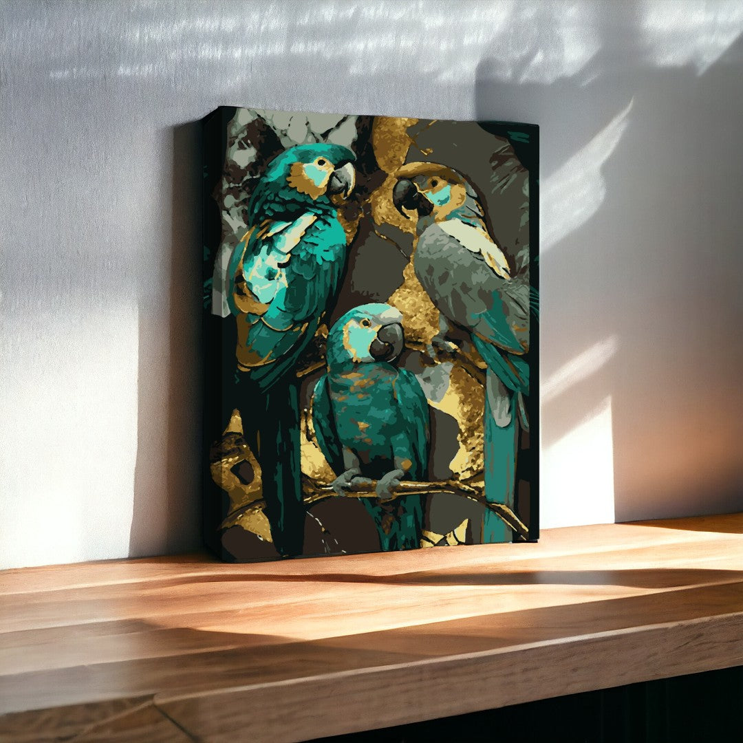 Une peinture colorée de trois perroquets bleus et verts, perchés sur une branche, est accrochée au mur, éclairée par la lumière du soleil qui crée des ombres douces