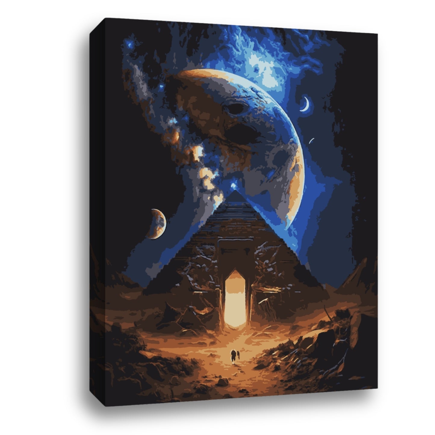 Une personne se dirige vers une porte lumineuse mystérieuse au pied d’une pyramide, sous un ciel nocturne étoilé avec des planètes visibles