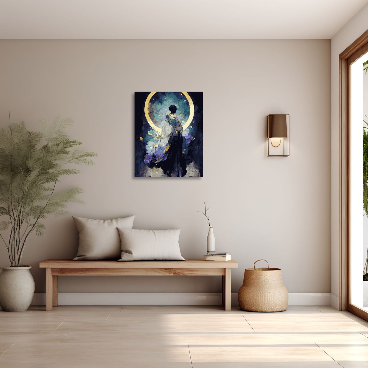 Un tableau représentant une silhouette féminine en kimono, éclairée par un cercle doré, est accroché sur un mur beige dans un intérieur épuré et apaisant. La pièce est décorée avec une banquette en bois naturel, des coussins beiges et un panier en osier, baignée de lumière naturelle.
