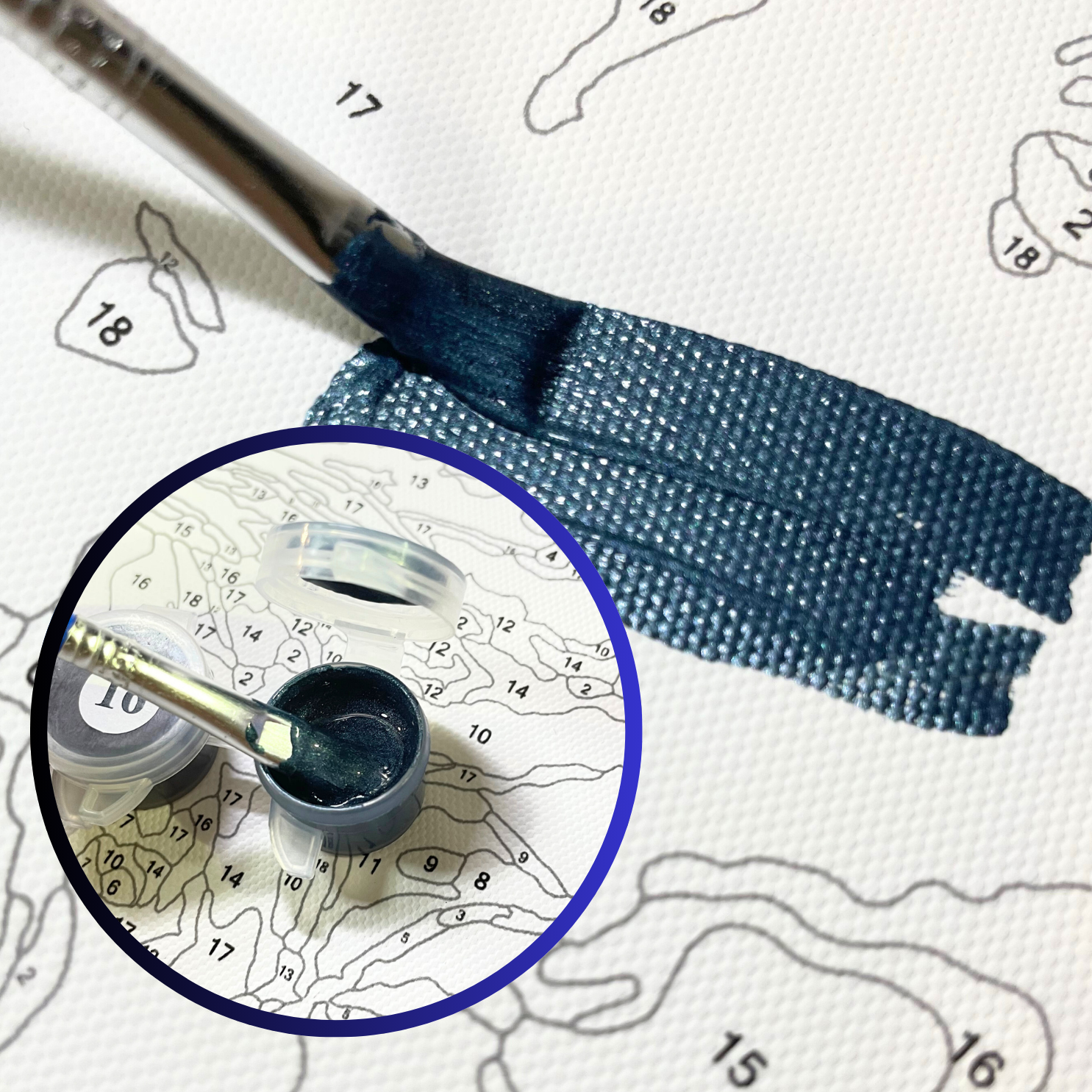 Gros plan d’un pinceau appliquant de la peinture bleu foncé sur une section numérotée d’une toile de peinture par numéros. Un cercle en médaillon montre le pinceau trempé dans un petit pot étiqueté « 10 », avec des zones environnantes de la toile affichant des sections délimitées et numérotées.