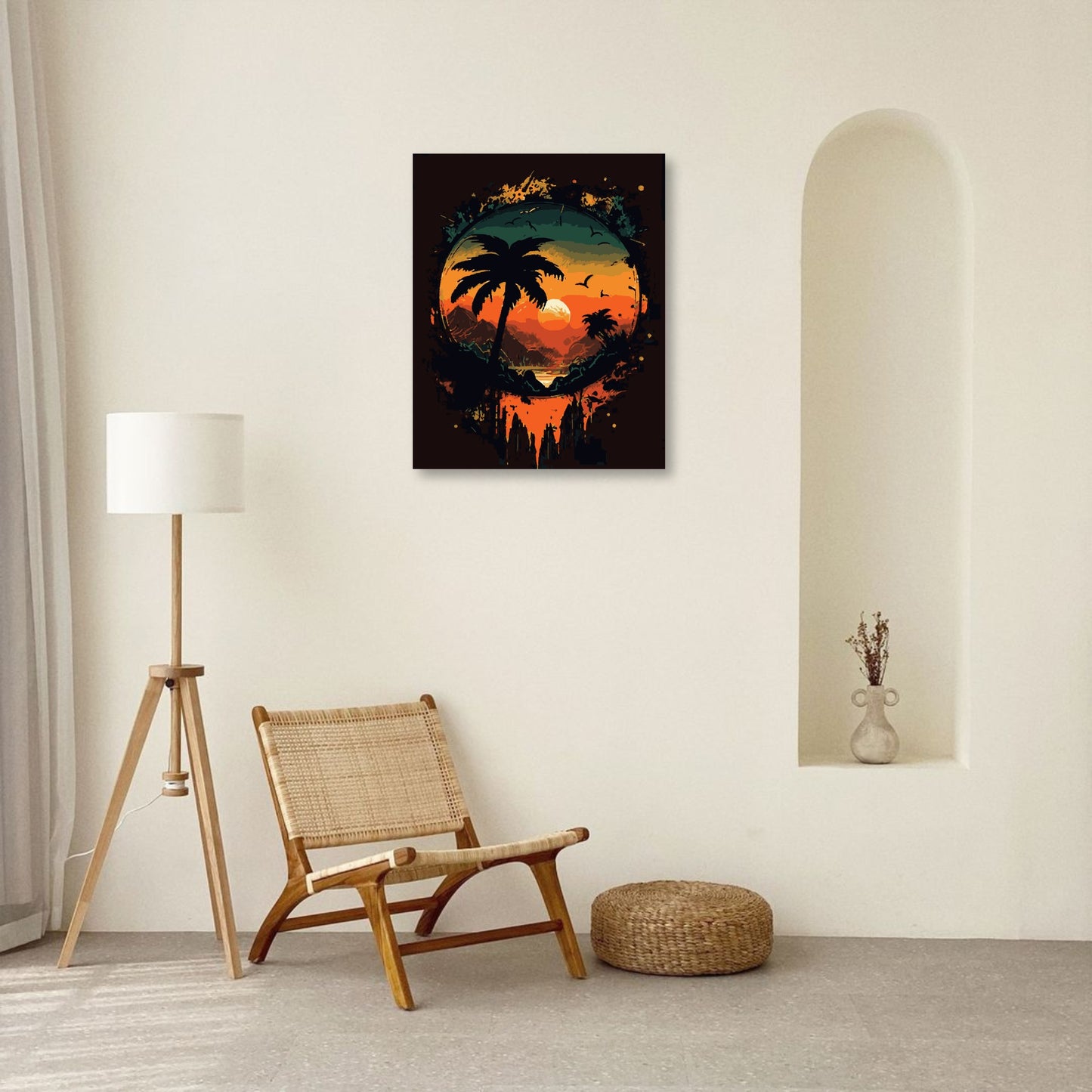 Un tableau représentant un coucher de soleil tropical encadré par des palmiers et des montagnes en silhouette est accroché dans une pièce minimaliste. La composition de la pièce est apaisante, avec une chaise en rotin, un lampadaire en bois, et des murs aux tons neutres.