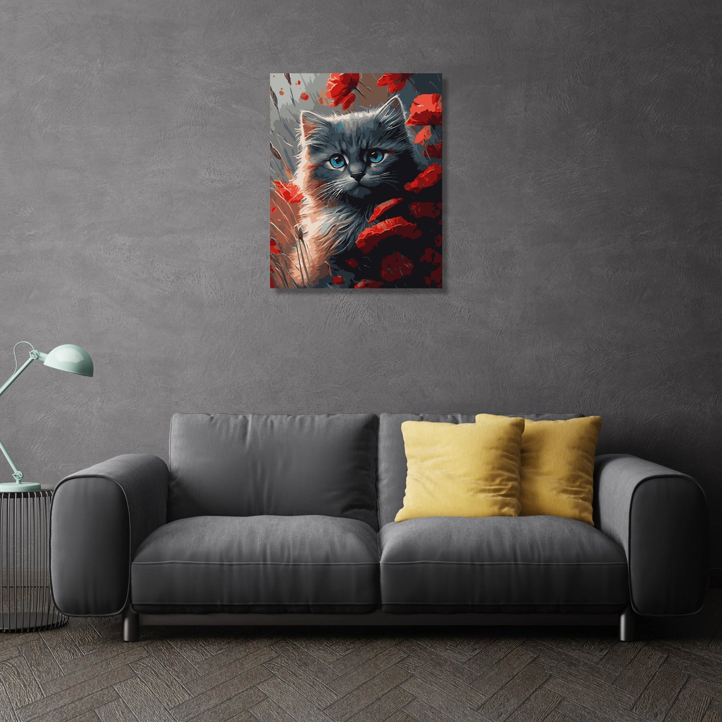 Salon moderne avec un canapé gris et deux coussins jaunes, décoré d'une peinture d'un chat gris entouré de coquelicots rouges accrochée sur un mur gris texturé. Une lampe de lecture verte est placée à gauche du canapé.