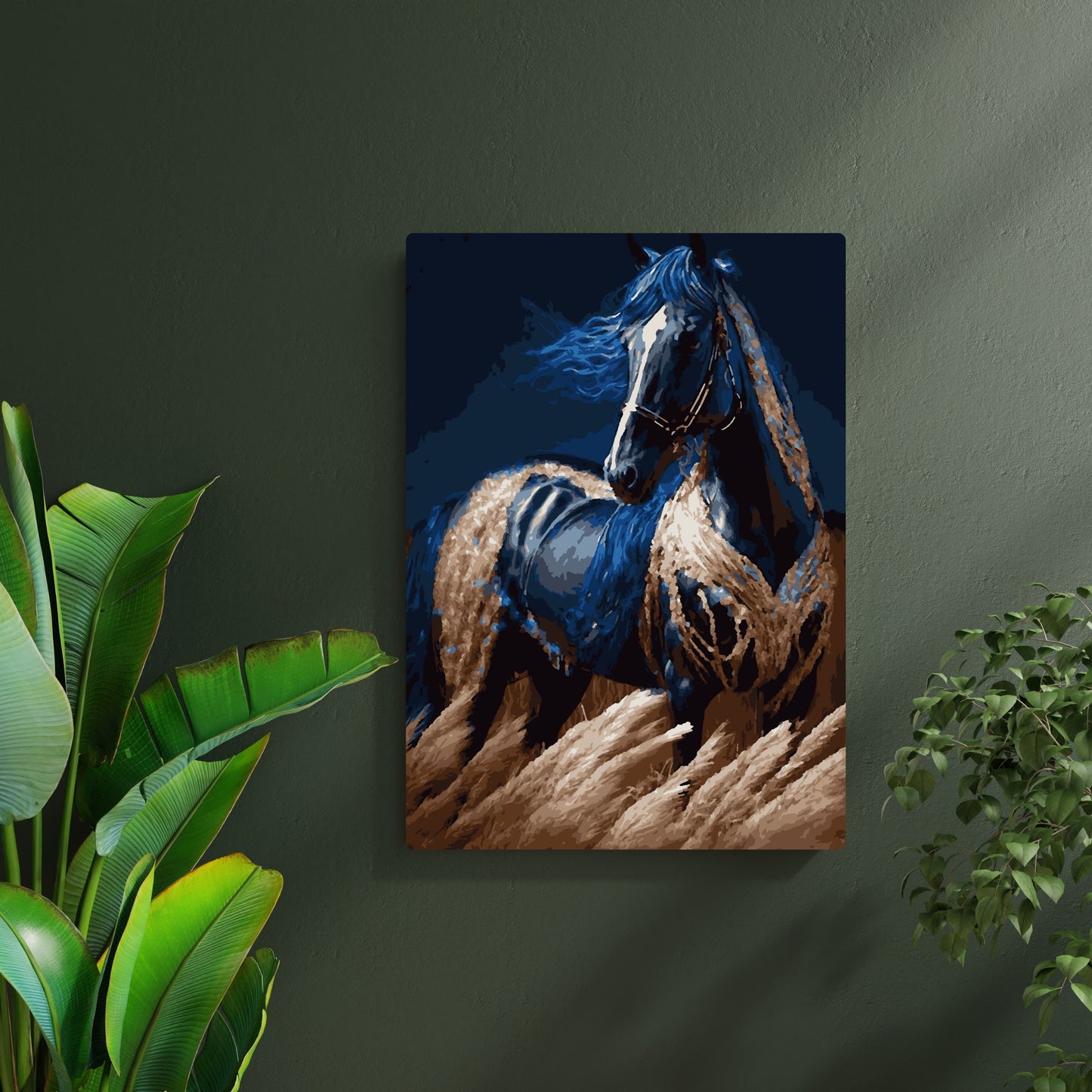 Peinture d'un cheval noir galopant à travers un champ d'herbes hautes, accrochée sur un mur vert foncé. Le tableau est encadré par des plantes vertes, accentuant l'ambiance naturelle de l'espace.