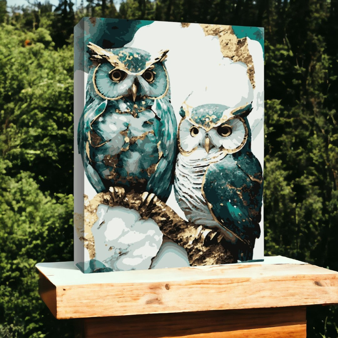 Une peinture artistique de deux hiboux aux couleurs vives et contrastées, intégrée dans un environnement naturel verdoyant.
