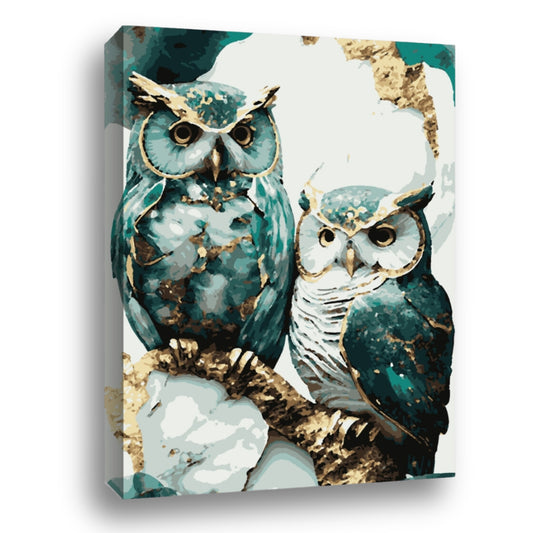 Deux chouettes aux plumes détaillées de couleurs bleu et blanc, perchées sur des branches, avec un fond artistique abstrait