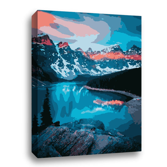 Une illustration vibrante et colorée capturant un paysage montagneux enneigé au crépuscule, avec des nuages roses flottant au-dessus des sommets éclairés et se reflétant dans un lac tranquille en contrebas.