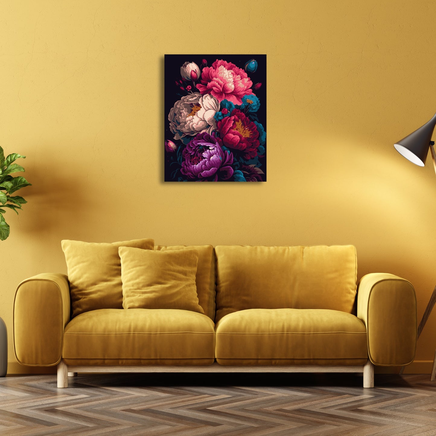 Un tableau représentant un bouquet de pivoines colorées dans des teintes de rose, violet, bleu et crème est accroché sur un mur jaune au-dessus d'un canapé en velours assorti. Une lampe noire éclaire doucement la scène, ajoutant une ambiance chaleureuse à la pièce.